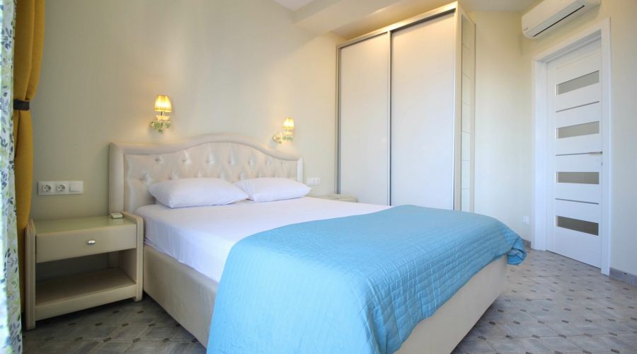 Люкс 0675 3-комнатный 6-мнестный с террасой и видом на море