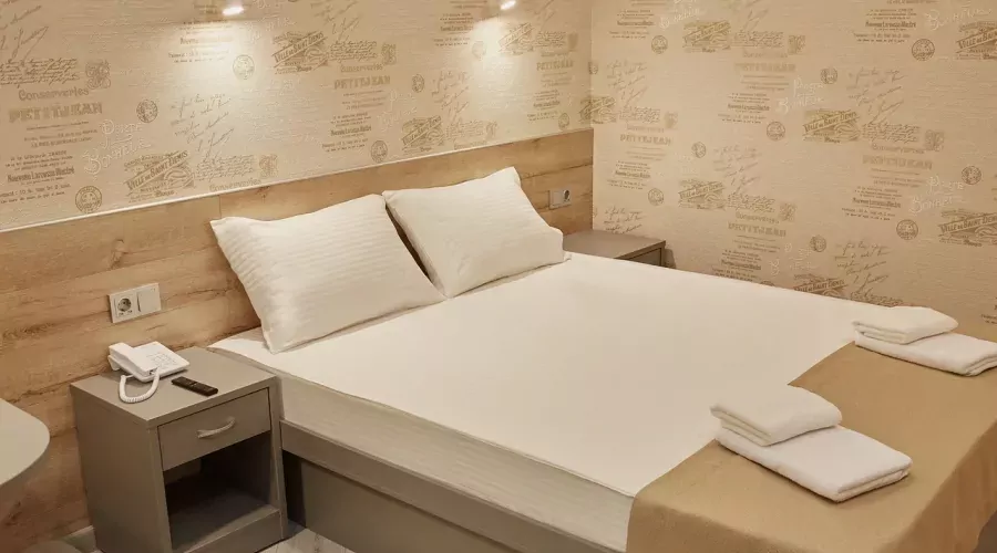 Эконом Выгодный без окна с двуспальной кроватью