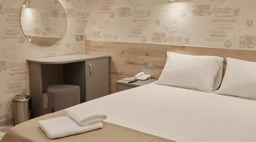 Эконом Выгодный без окна с двуспальной кроватью