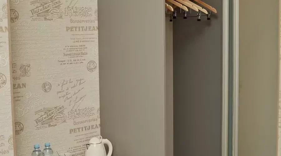 Эконом Выгодный без окна с двуспальной кроватью