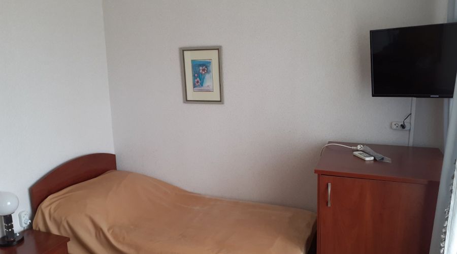 Стандарт 1-местный 1-комнатный с балконом и душем ЮГ корпус 1