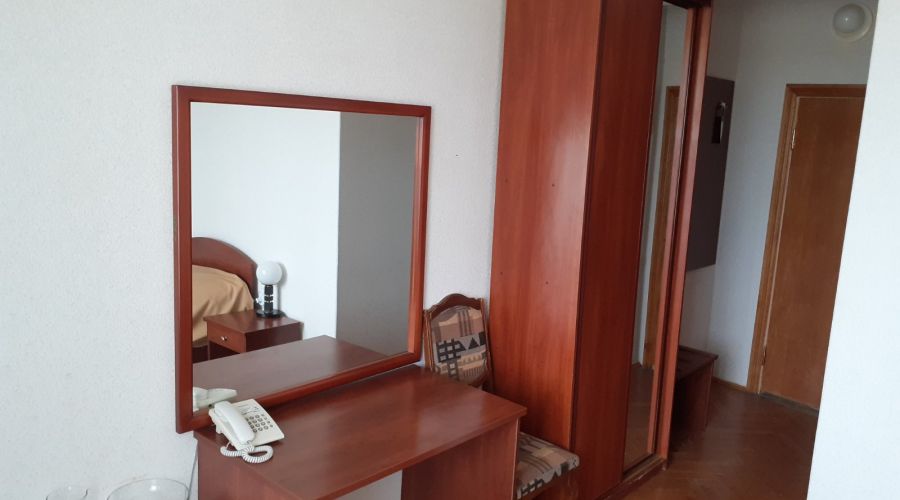 Стандарт 1-местный 1-комнатный с балконом и душем ЮГ корпус 1