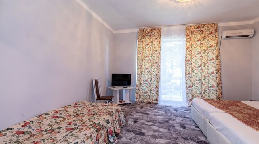 Стандартный 3-местный 1-комнатный (с балконом и кондиционером)