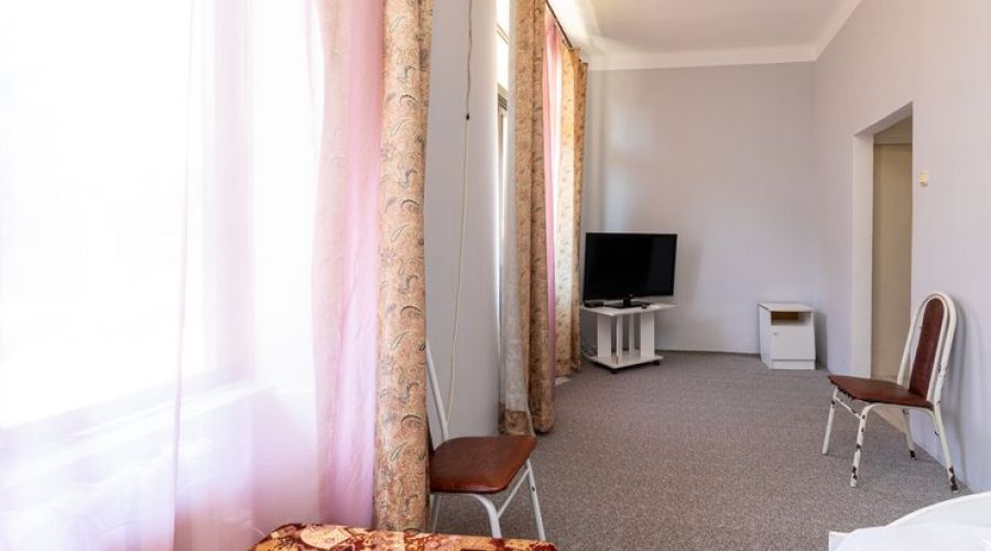 Стандартный 3-местный 1-комнатный (с балконом и кондиционером)