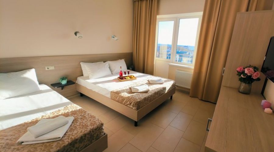 Полулюкс 3-местный (с балконом, вид на море)