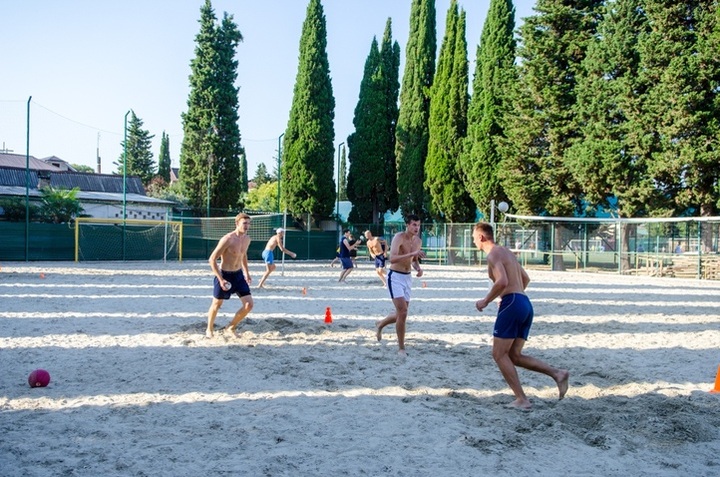 Площадка для пляжного волейбола и футбола